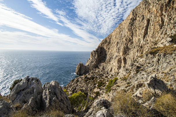 Paisaje costero español en Andalucía. Acantilados del Parque Natural Maro Cerro Gordo, cerca de Maro y Nerja, provincia de Málaga, Costa del Sol, España. - Foto, Imagen