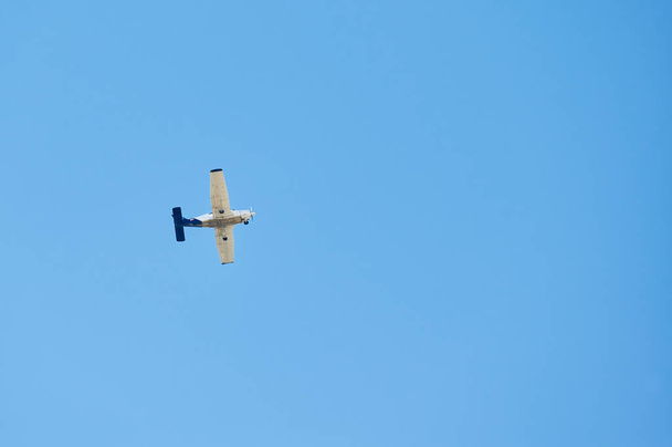 Маленький рекреационный самолет, идеально подходит для полета над голубым небом в ясный день - Фото, изображение