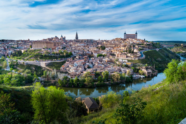Toledo város ravaszsága a Mirador del Valle-ből. Kép a város kilátás Toledo, Spanyolország a katedrális és Alcazar a háttérben - Fotó, kép