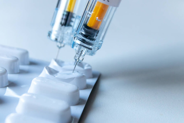 Tabletták és injekciók kombinációja új, injekcióra kész orvosi vakcinaként fecskendővel és vakcinával adja be az immunizálás ellenszerét a beteg gyenge betegeknek fájdalomcsillapító tabletták gyógyszerfüggőség - Fotó, kép