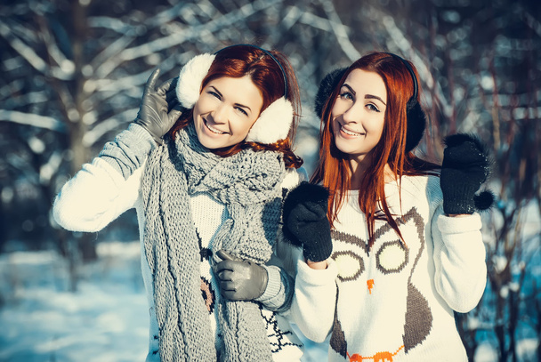 két lány meg a télen a szabadban - Fotó, kép