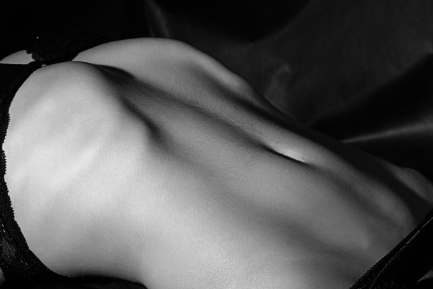 Musta ja valkoinen kuva kauneuden naisten vatsa
 - Valokuva, kuva