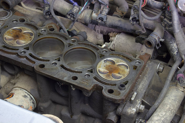 エンジンのピストンシリンダーが分解される。車のエンジンの修理、スペアパーツの交換 - 写真・画像
