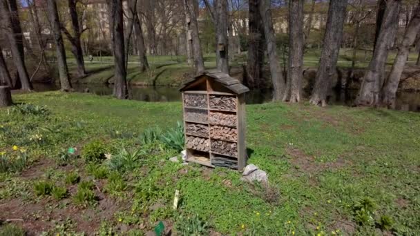 Εντόμων ξενοδοχείο στον βοτανικό κήπο της πόλης Olomouc για την εκπαίδευση των επισκεπτών και τη βιωσιμότητα των εντόμων - Πλάνα, βίντεο