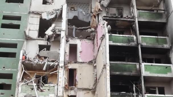 Az Orosz Föderáció támadása Ukrajnában. Lakóépületek orosz hadsereg általi, Ukrajna északi részén, Kijev közelében található ukrán Chernihiv városban történő rakéta- vagy tüzérségi bombázásának eredménye. - Felvétel, videó