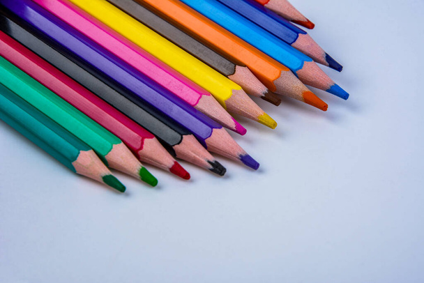 Çok renkli kalemler. Keskinleştirilmiş renkli kalemler. Dalga oluşturan renkli kalemler. Renkli kalemlerin bir görüntüsü.. - Fotoğraf, Görsel