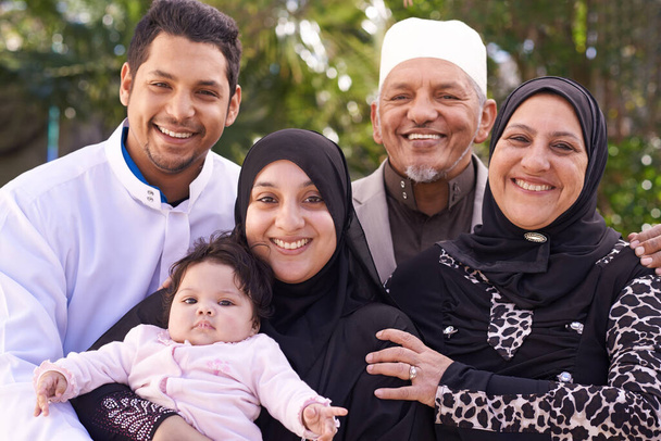 Hun familie is gezegend. Een moslim familie geniet van een dag buiten. - Foto, afbeelding