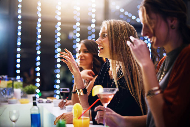 A kedvenc italukat rendelik. Vágott kép egy baráti társaságról, akik együtt iszogatnak egy partin.. - Fotó, kép