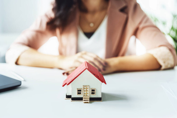 Planejamento, gastos, com foco no modelo de casa com o cliente tomando decisões sobre a compra de uma casa com um agente imobiliário para gerenciar riscos financeiros e de investimento. - Foto, Imagem