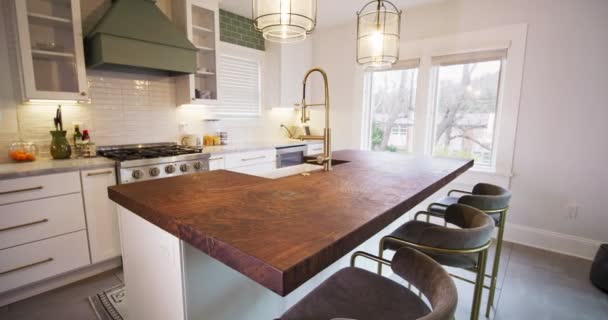 Vue panoramique grand angle de la cuisine blanche de luxe moderne avec comptoir d'évier en bois - Séquence, vidéo
