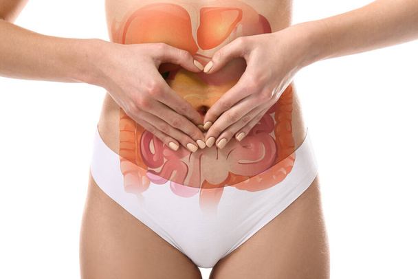 Mujer joven con sistema digestivo dibujado sobre fondo blanco, primer plano - Foto, Imagen