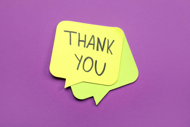 Стиклые заметки с текстом THANK YOU на фиолетовом фоне - Фото, изображение