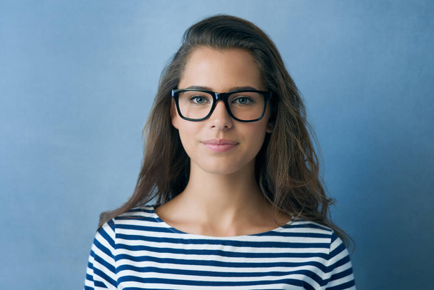 Nézd a jót. Stúdió felvétel egy vonzó fiatal nő visel szemüveget. - Fotó, kép