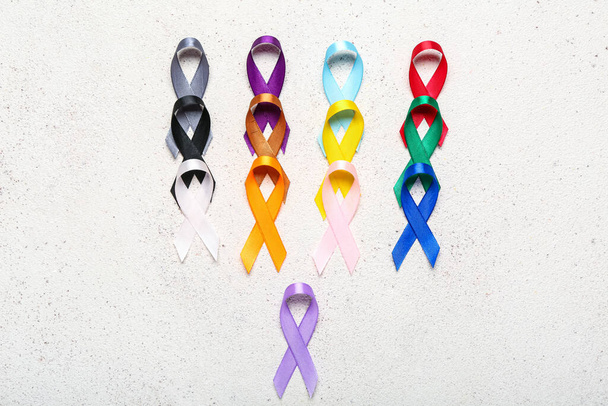 Conjunto de diferentes fitas de consciência em fundo claro. Dia Mundial do Cancro - Foto, Imagem