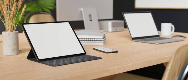 Close-up, Modern co-working space az irodában hordozható tabletta fehér képernyős mockup, okostelefon, laptop számítógép és kellékek fa asztalon. 3d renderelés, 3d illusztráció - Fotó, kép