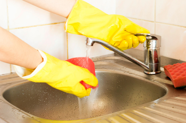 Процес прибирання кухонної мийки
  - Фото, зображення