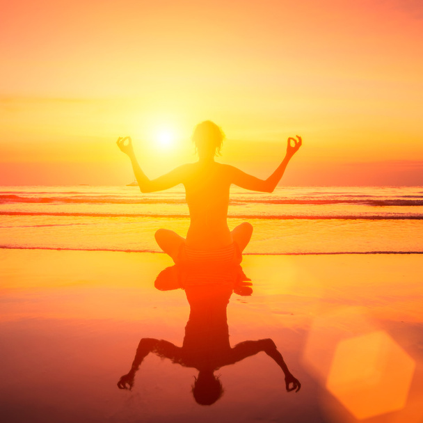 Silhouette einer Yoga-Frau - Foto, Bild
