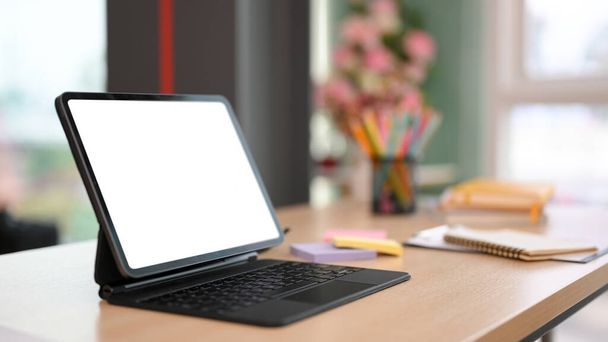 Imagen de primer plano, tableta digital portátil touchpad soporte de maqueta de pantalla blanca con teclado inalámbrico en el escritorio de la oficina.  - Foto, Imagen