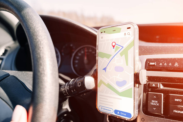 Sistema de mapas de navegación Gps. Sistema de posicionamiento global en la pantalla del teléfono inteligente en el automóvil en la carretera de viaje. GPS coche búsqueda ubicación tecnología - Foto, Imagen