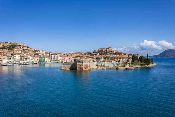 Панорама порту Портоферрайо з фортецею і маяком, видна з моря. Ельба (Тоскана). - Фото, зображення