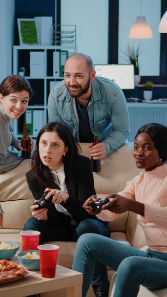 Wieloetniczna grupa osób korzystających z joysticków do gry - Zdjęcie, obraz