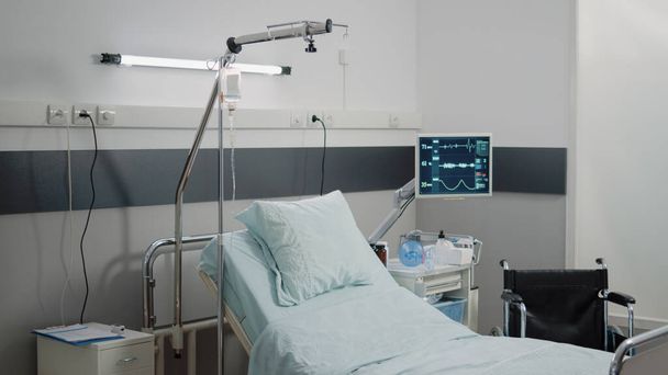 Niemand in de ziekenzaal met medische apparatuur voor herstel - Foto, afbeelding