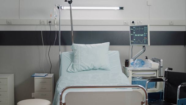 Üres reanimációs szoba intenzív ellátáshoz szükséges felszereléssel - Fotó, kép