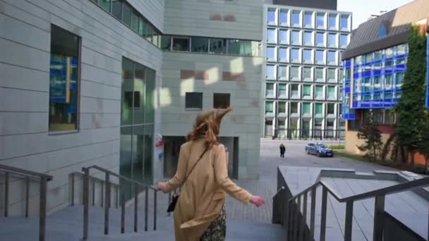 Femme heureuse marche dans la rue de la ville - Séquence, vidéo