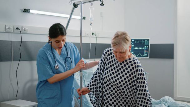 Frau arbeitet als Krankenschwester und hilft Patientin bei Krankheit - Foto, Bild
