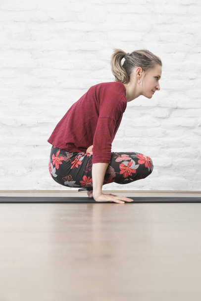 Mujer joven practicando posiciones de yoga de fuerza. Bienestar y autocuidado. Posturas de yoga para la fuerza del núcleo de arena, serie de fotos. - Foto, imagen