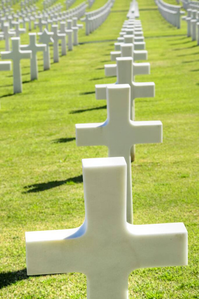 Vista de las cruces blancas en el cementerio de guerra en Florencia Italia  - Foto, imagen