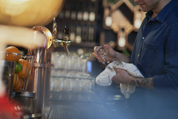 Barman caucasien au travail dans le pub  - Photo, image