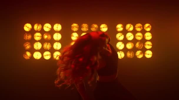 Szenvedélyes nő remegő haj bemutató erotikus tánc szék nightclub. - Felvétel, videó