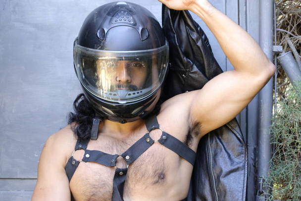 zbliżenie portret przystojnego młodzieńca bez koszuli w kasku motocyklowym i skórzanej kurtce - Zdjęcie, obraz