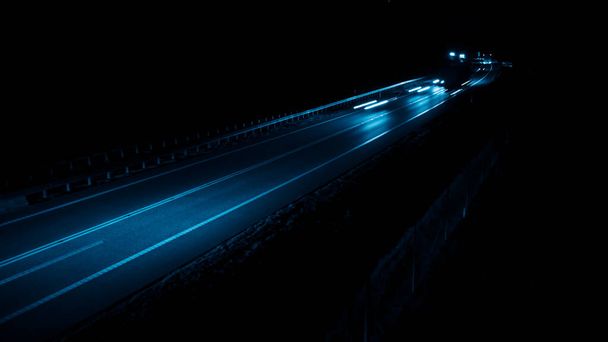 luces azules del coche por la noche. larga exposición - Foto, imagen