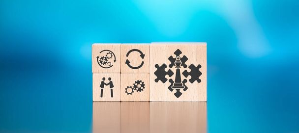 Dřevěné bloky se symbolem strategické aliance koncept na modrém pozadí - Fotografie, Obrázek