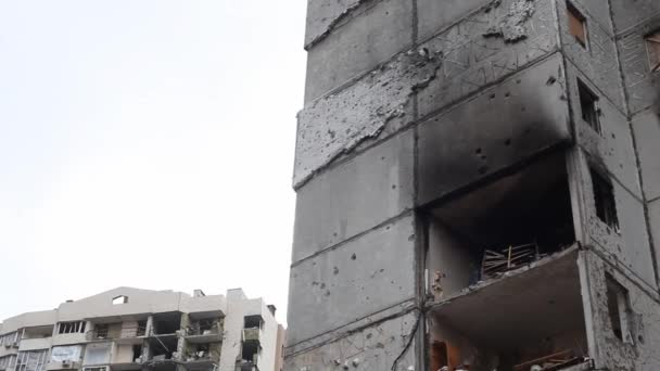 Vernietigd en verbrand huis na een luchtaanval door het leger van de Russische Federatie. Huizen van burgers vernietigd door Russische vliegtuigtroepen. Oorlog van Rusland tegen Oekraïne. - Video