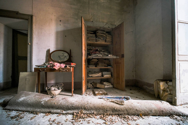 sypialnia z otwartą szafą w starym opuszczonym domu. Wysokiej jakości zdjęcie - Zdjęcie, obraz