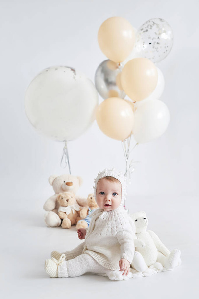 Urodziny małego chłopca. Dziecko z balonami i zabawkami. Wszystkiego najlepszego! Świętowanie Pierwszy rok dziecka - Zdjęcie, obraz