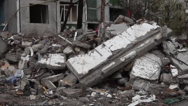 廃墟となった住宅の壁。ウクライナに対するロシアの戦争中の遺跡。ウクライナ北部のキエフ近郊のウクライナの都市チェルニヒフの複数階建ての家が破壊され、焼かれました. - 映像、動画