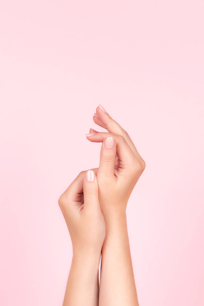 Vrouwelijke handen met naakte nagels - Foto, afbeelding
