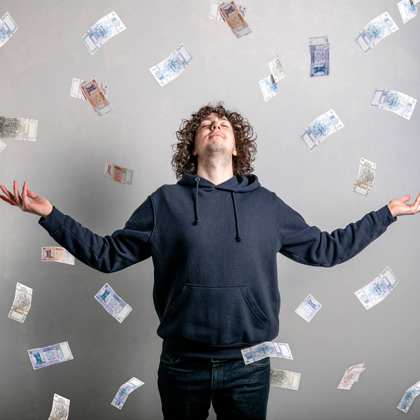 ικανοποιημένος τύπος ξερνάει χρήματα, το εθνικό νόμισμα της moldova lei - Φωτογραφία, εικόνα
