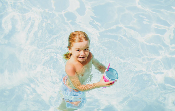 Poika ui altaassa. Lasten kesäloma. Kesällä. Nähtävyydet käsite. Uima-allas. - Valokuva, kuva