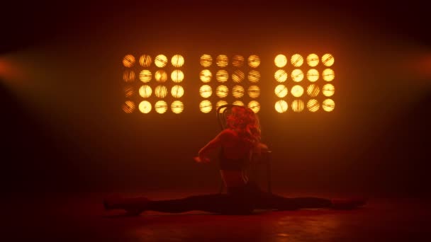 Mujer realizando twine sexy en la pista de baile discoteca. Dama bailando tirada en el suelo - Imágenes, Vídeo