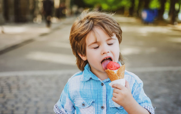 Kids junk food. Child eating ice cream outdoor. Delicious summer snacks. - Фото, зображення