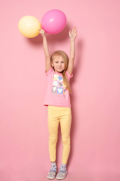 Menina bonita com balões coloridos no fundo rosa - Foto, Imagem