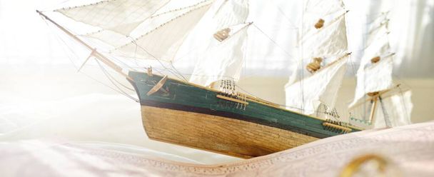 Retro kultainen kompassi (aurinkokello), puinen pitkä aluksen mittakaavassa malli, vanha merikartta lähikuva. Vintage asetelma. Purjehdus, matkustaminen, keräily, harrastus, matkamuisto, lahja, lelu lapsille. Leikkihuone sisustus - Valokuva, kuva