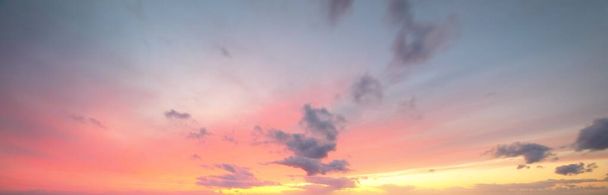 Céu azul claro. brilhante cirro rosa e dourado e nuvens cúmulos após tempestade, luz solar suave. Pôr-do-sol dramático. Meteorologia, céu, paz, recursos gráficos, paisagem panorâmica pitoresca - Foto, Imagem