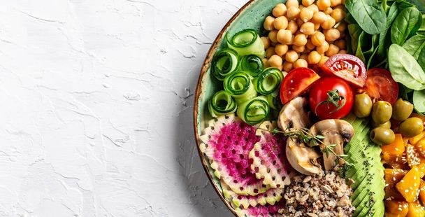 Buddha Bowl Quinoa, Avocado, gomba, uborka, csicseriborsó, spenót, paradicsom, avokádó zöldség saláta. Tiszta táplálkozás vegetáriánus étel koncepció. felülnézet. - Fotó, kép