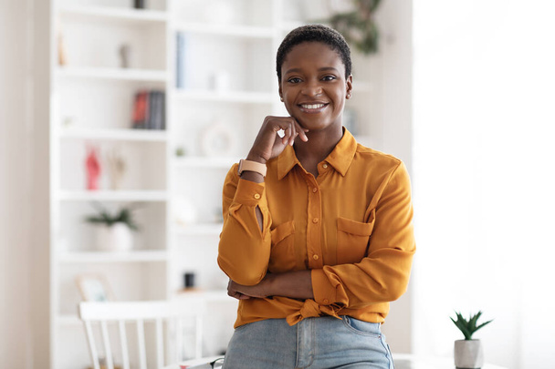 Успішна молода чорношкіра бізнес-леді позує в офісі
 - Фото, зображення